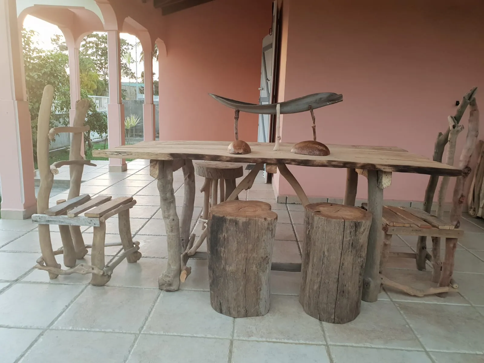 Table et tabourets en bois flotté fabriqués en Guadeloupe